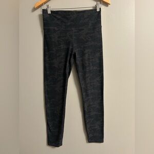 Vuori Black Camouflage Leggings Medium Women’s